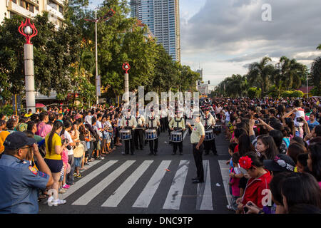 Manila, Filippine. 22 Dic, 2013. I percussionisti dall'area metropolitana di Manila Development Authority condurre la parata di stelle in 39th Metro Manila Film Festival (MMFF) vicino Quirino grandstand, Manila, Filippine, domenica 22 dicembre, 2013.Foto: Herman R. Lumanog/NurPhoto Credito: Herman R. Lumanog/NurPhoto/ZUMAPRESS.com/Alamy Live News Foto Stock