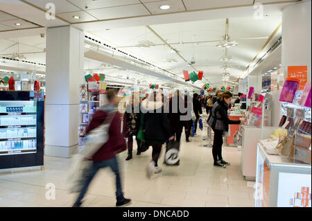 Manchester, Regno Unito. Il 22 dicembre, 2013. Un colpo interna di un Boots UK Limited store situato su Market Street a Manchester durante il Natale portano periodo. Credito: Russell Hart/Alamy Live News Foto Stock