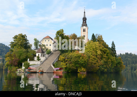 Blejski Otok con la Chiesa di Santa Maria ( chiesa dell Assunzione,)nel lago di Bled a Bled Foto Stock