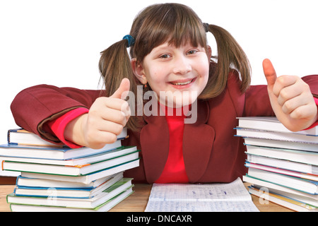 Sorridente schoolgirl ha fatto i compiti e mostra il pollice-up Foto Stock