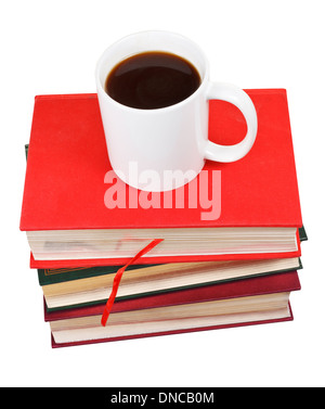 Tazza di caffè sulla pila di libri isolati su sfondo bianco Foto Stock