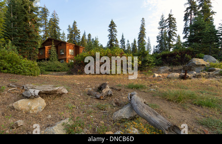 Piccola cabina in California's Sequoia National Park Foto Stock