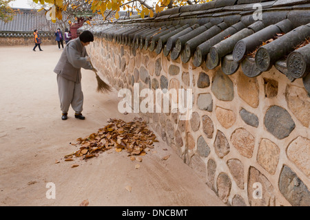 Femmina monaco buddista ampie foglie sul tempio motivi - Gyeongju, Corea del Sud Foto Stock