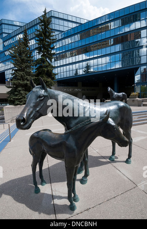 La scultura di cavallo sulla terrazza vicino alla entrata del nuovo edificio comunale nella città di Calgary Alberta. Foto Stock