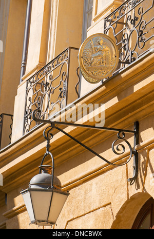 Grand Sceau de la République française del segno e della lampada al di fuori ufficio notarile in Aix en Provence, Francia Foto Stock