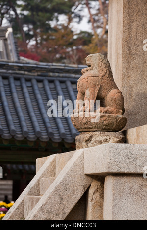 Leone di pietra guard figura su Dabotap pagoda a Bulguksa, sito Patrimonio Mondiale dell'UNESCO - Gyeongju, Corea del Sud Foto Stock