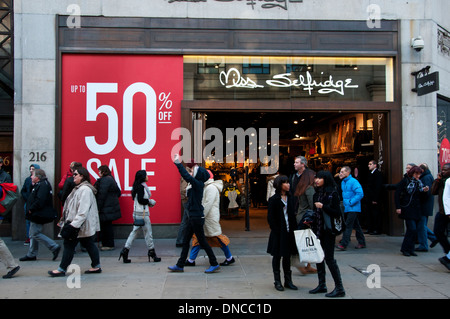 Londra. Natale 2013. shopping. vendite . miss selfridge, oxford street. Foto Stock