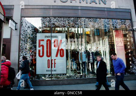 Londra. Natale 2013. shopping. vendite . topman oxford street. segno dicendo il 50% di sconto. Foto Stock