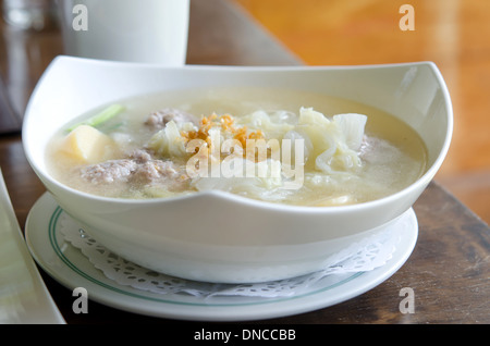 Zuppa fatta in casa con carne di maiale , , , polpette di tofu e verdure Foto Stock