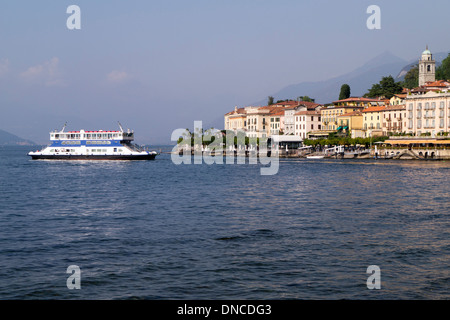 Traghetto barca si avvicina a Bellagio, Lago di Como, Italia Foto Stock