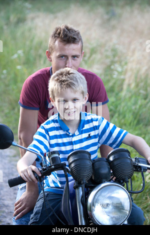 Il polacco teen dando ride felice giovane ragazzo confinante sulla sua moto età 18 e 10. Zawady Polonia centrale Foto Stock