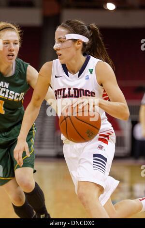 Fresno, CS, STATI UNITI D'AMERICA. Xx Dec, 2013. Dicembre 20, 2013 Fresno, CA - Fresno membro guard Bree Farley nel gioco tra il San Francisco Dons e il Raschino di Fresno membro Bulldogs a Save Mart Center Fresno, in CA. San Francisco ha vinto il gioco da 76 a 47. © csm/Alamy Live News Foto Stock