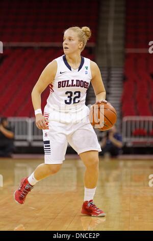 Fresno, CS, STATI UNITI D'AMERICA. Xx Dec, 2013. Dicembre 20, 2013 Fresno, CA - Fresno membro guard Natascha Hartvich nel gioco tra il San Francisco Dons e il Raschino di Fresno membro Bulldogs a Save Mart Center Fresno, in CA. San Francisco ha vinto il gioco da 76 a 47. © csm/Alamy Live News Foto Stock