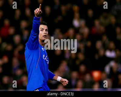 Valencia, Spagna. 22 Dic, 2013. Centrocampista Cristiano Ronaldo del Real Madrid punti alla famiglia in mezzo alla folla durante la Liga gioco tra Valencia e Real Madrid al Mestalla stadio, Valencia Credito: Azione Sport Plus/Alamy Live News Foto Stock