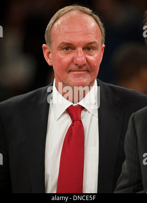 New York, New York, Stati Uniti d'America. Xxi Dec, 2013. Ohio State's coach Thad Matta sorride dopo aver vinto il BlackRock Gotham Classic tra la cattedrale di Notre Dame Fighting Irish e la Ohio State Buckeyes al Madison Square Garden di New York City. Credito: csm/Alamy Live News Foto Stock