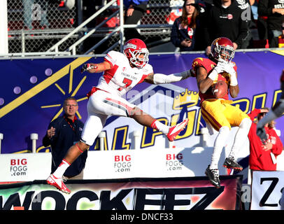 Las Vegas, CA, Stati Uniti d'America. 22 Dic, 2013. Dicembre 21, 2013 Las Vegas, CA.USC Trojans cornerback (13) Kevon Seymour non riesce a trasportare in un'intercettazione, mentre Bulldogs wide receiver (7) Aaron Peck guarda.Durante la USC Trojans college football partita contro il Raschino di Fresno membro Bulldogs a Sam Boyd Stadium, nel Royal Purple Las Vegas Bowl a Las Vegas, la California il 21 dicembre 2013. © csm/Alamy Live News Foto Stock