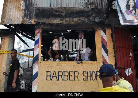 Manila, Filippine. 23 Dic, 2013. Due giorni prima di Natale, un incendio ha colpito una zona residenziale in Barangay aggiunta Hills, suburbana Mandaluyong City, a est di Manila il 23 dicembre 2013. Le relazioni dicono che il fuoco ha iniziato la mattina presto e è stato messo sotto controllo dopo le 9 di mattina.Foto: George Calvelo/NurPhoto Credito: George Calvelo/NurPhoto/ZUMAPRESS.com/Alamy Live News Foto Stock