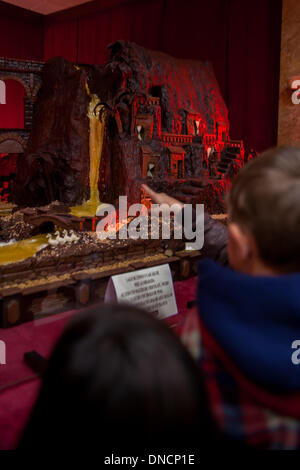 Sevilla, Spagna. 22 Dic, 2013. La gente visita la città di cioccolato in sede di CÃƒÂ-rculo Mercantil industriale e di Siviglia. Visitando i portali di Betlemme è una tradizione popolare durante il periodo di Natale a Siviglia e in altri luoghi di Andalusia.Foto: Daniel GonzÃƒÂ¡lez AcuÃƒÂ±a/NurPhoto Credito: Daniel GonzÃƒÂ¡Lez AcuÃƒÂ±A/NurPhoto/ZUMAPRESS.com/Alamy Live News Foto Stock