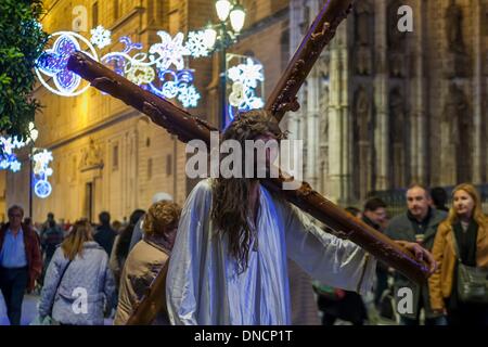 Sevilla, Spagna. 22 Dic, 2013. Un uomo compie la Passione di Cristo al centro della città di Siviglia sotto le luci di Natale.Foto: NurPhoto/ZUMAPRESS.com/Alamy Live News Foto Stock