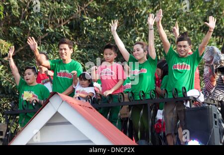 Manila, Filippine. 22 Dic, 2013. Il cast del film ''My poco Bosing'' da destra Aiza Seguerra, Vic Sotto, Ryzza Mae Dizon, James ''Bimby'' Yap Jr., e Kris Aquino durante il trentanovesimo Metro Manila Film Festival Parata di stelle vicino Quirino grandstand, Manila, Filippine, domenica 22 dicembre, 2013.Foto: Herman R. Lumanog/NurPhoto Credito: Herman R. Lumanog/NurPhoto/ZUMAPRESS.com/Alamy Live News Foto Stock