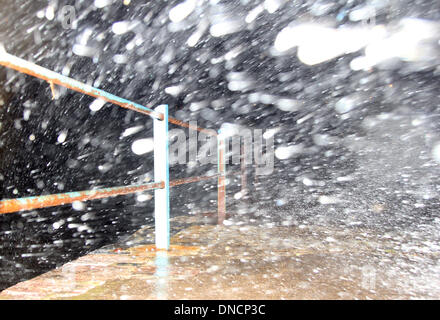 Meadfoot Beach, Torquay, Devon, Regno Unito. Tempeste lash Meadfoot Beach, Torquay, come venti forti e pioggia pastella grandi parti del paese. Credito: Andrew payne/Alamy Live News Foto Stock