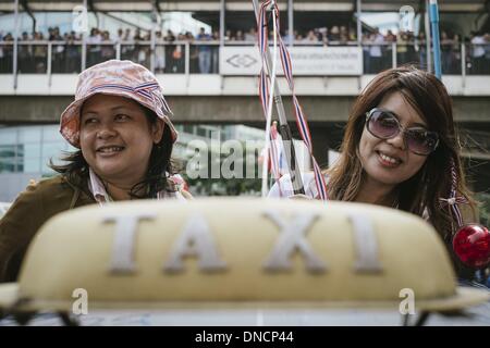 Bangkok, Tailandia. 22 Dic, 2013. Governo anti-manifestanti di cavalcare un tuc tuc-taxi a una grande manifestazione a dicembre 22.Foto: Thomas De Cian/NurPhoto Credito: Thomas De Cian/NurPhoto/ZUMAPRESS.com/Alamy Live News Foto Stock