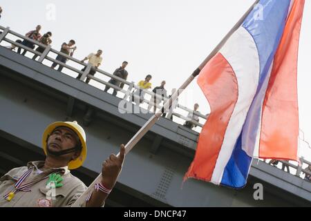 Bangkok, Tailandia. 22 Dic, 2013. Un dipendente di Bangkok Electricity Authority entra a far parte di un governo anti-dimostrazione nella capitale tailandese Bangkok il 22 dicembre.Foto: Thomas De Cian/NurPhoto Credito: Thomas De Cian/NurPhoto/ZUMAPRESS.com/Alamy Live News Foto Stock