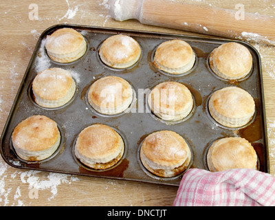 Tritare torte direttamente dal forno. Foto Stock