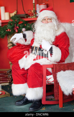 Babbo Natale dando presenta per i bambini a Santa Grotta di Londra Inghilterra Foto Stock