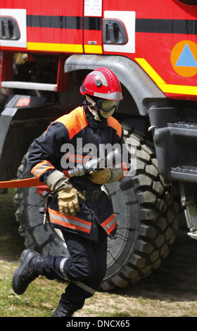 Nogent-le-Rotrou, 2012: formazione dei vigili del fuoco appartenente al francese della difesa civile Foto Stock