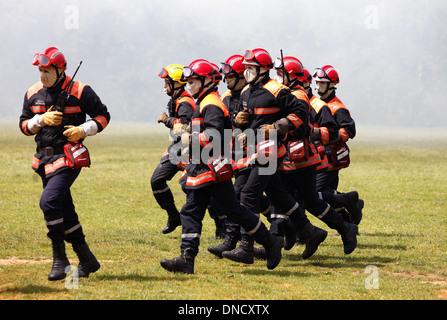 Nogent-le-Rotrou, 2012: formazione dei vigili del fuoco appartenente al francese della difesa civile Foto Stock