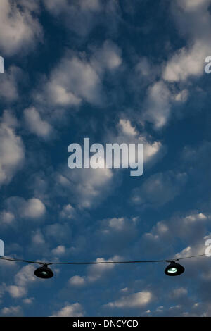 Gerusalemme. 23 Dic, 2013. Le luci vengono accese all'Shuk (Mahane Yehuda Market) a Gerusalemme, a Dic. 17, 2013. © Li Rui/Xinhua/Alamy Live News Foto Stock