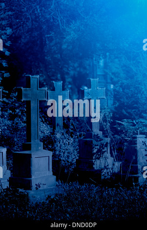 Mistero vecchio cimitero con un gruppo di monumenti per le tombe Foto Stock