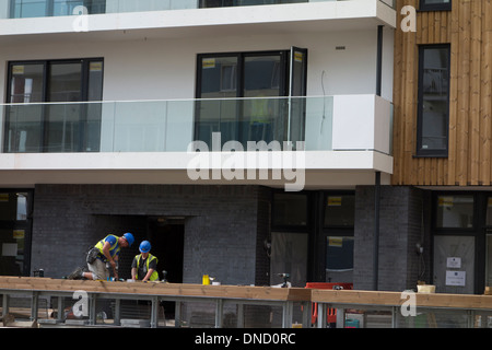 2 costruttori lavorando sul sito di costruzione di un nuovo blocco di appartamenti a Bristol, Regno Unito Foto Stock