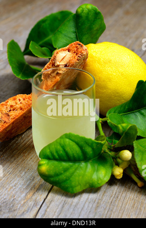 Napoletano chiamato cookie roccoco e liquore di limone Foto Stock