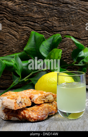 Napoletano chiamato cookie roccoco e liquore di limone Foto Stock