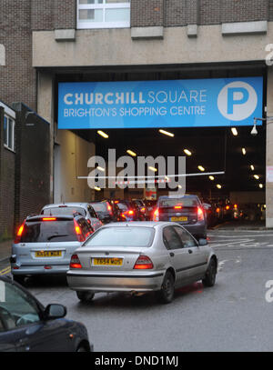 Last minute Christmas Shopper la coda per entrare nei parcheggi in Brighton Foto Stock