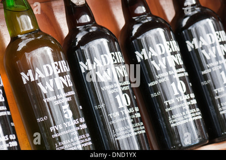 Bottiglie di fortificato del vino di Madera in vendita a monte vicino a Funchal, Madeira, Portogallo Foto Stock