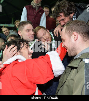 Bremen, Germania. Xxi Dec, 2013. Brema 1-0 del marcatore Santiago Garcia festeggia con i tifosi dopo la Bundesliga tedesca match tra Werder Brema e Bayer 04 Leverkusen al Weserstadion di Brema, Germania, 21 dicembre 2013. Foto: Carmen Jaspersen/dpa/Alamy Live News Foto Stock