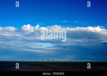 Thanet, Kent. 22 Dic, 2013. Nuvole temporalesche in avvicinamento al London Array; il più grande del mondo Operativo Offshore Wind Farm off Thanet Coast, Kent Credit: Foto di Lindsay Constable/Alamy Live News Foto Stock