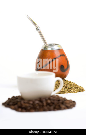 Il caffè in chicchi di caffè e calabash e bombilla sulla yerba mate cannucce Foto Stock