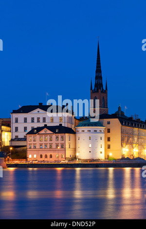 Vista serale di Riddarholmen e Birger Jarl's Tower, visto dal parco al Municipio di Stoccolma. Foto Stock