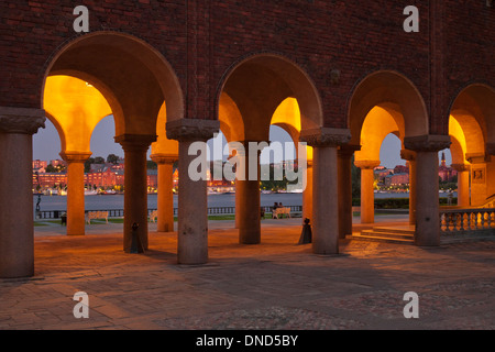 Vista serale del colonnato e al di là di Riddarfjärden, dalla piazza del Municipio di Stoccolma (Stockholms stadshus) (tra il 1911-1923) Foto Stock