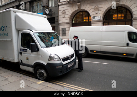 Parcheggio operaio collocando un biglietti per il parcheggio su un camioncino bianco in Cornhill città di Londra UK KATHY DEWITT Foto Stock