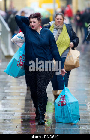 Cardiff, Galles, UK. Dicembre 23. Christmas Shopper brave maltempo su Mega lunedì per andare a fare shopping per last minute presenta il 23 dicembre a Cardiff, nel Galles. Gli acquirenti sono tenuti a trascorrere £12 miliardi di euro in quattro giorni. Credito: Matteo Horwood/Alamy Live News Foto Stock
