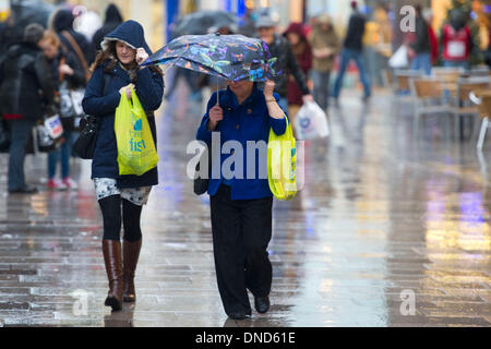 Cardiff, Galles, UK. Dicembre 23. Christmas Shopper brave maltempo su Mega lunedì per andare a fare shopping per last minute presenta il 23 dicembre a Cardiff, nel Galles. Gli acquirenti sono tenuti a trascorrere £12 miliardi di euro in quattro giorni. Credito: Matteo Horwood/Alamy Live News Foto Stock