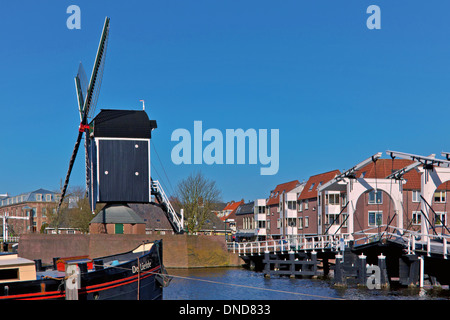 Vista laterale del mulino a vento "'De mettere'' sul Galgewater nella città di Leiden, Olanda meridionale, Paesi Bassi. Foto Stock