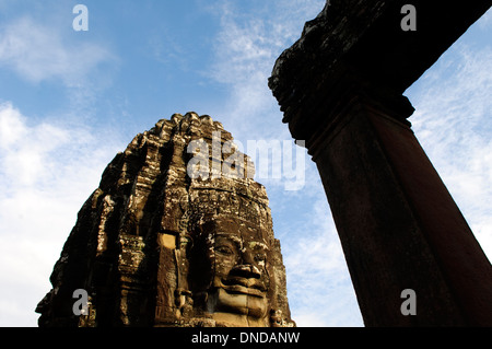 Un pilastro nel tempio Bayon, parco archeologico di Angkor, Cambogia Foto Stock