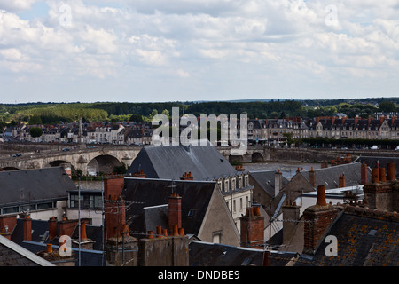 La vista sui tetti da Blois Castello Reale verso il fiume Loir e il ponte. Foto Stock