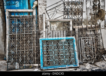 Vecchio ferro battuto oriental finestre e porte - Medina di Houmt Souk, l'isola di Djerba, Tunisia Foto Stock